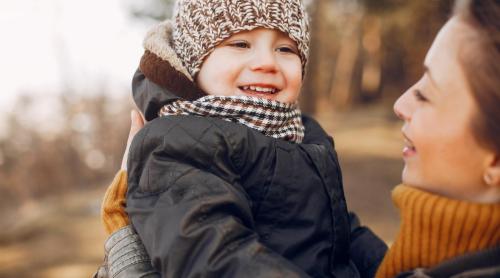 Părinții care fac aceste două lucruri au tot ce le trebuie pentru a rupe cicluri dureroase transmise din generație în generație. Expert: „Regula de 30% le ia presiunea de pe umeri”