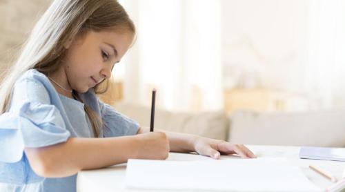 Personalitatea copilului, conform scrisului de mână. Ce spune grafologia dacă scrie mare şi rotund sau mic şi cursiv?