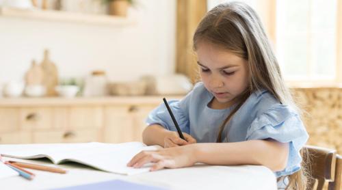 Primii ani de școală sunt decisivi pentru scris, citit și socotit. Oana Moraru: „Acestea își au fereastra de oportunitate în primii de viață”