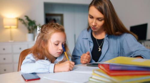 Psiholog educațional, despre teme: „Îi poți sprijini pe copii în acest proces de consolidare a autonomiei lor, dar nu ar trebui să faci temele în locul lor!”