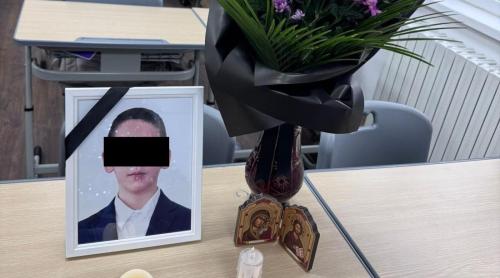 „Școala a început fără tine, Matei. Banca ta a rămas goală!” Mesajul sfâșietor al dirigintei băiatului ce a sfârșit în albia râului Bistrița. Colegii au păstrat un moment de reculegere