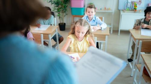 Strategia ingenioasă a unui profesor care reușește să oprească bullyingul înainte să înceapă: Elevii dau un „test” cu două întrebări