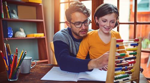 Studiu: Cum influențează inteligența, educația și personalitatea părinților dezvoltarea abilităților cognitive și punctelor forte intelectuale ale copiilor supradotați