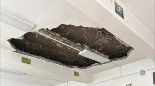 Tavanul unei săli de clasă s a prăbușit. Directoarea: „Nu mai sunt organizate ore acolo”