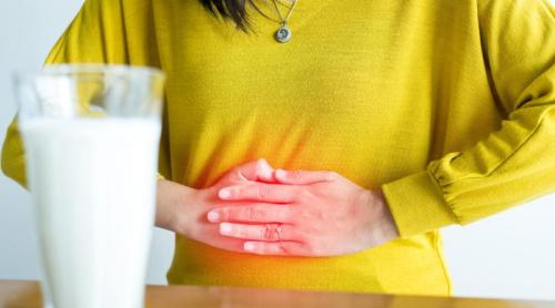 Trucul cu lapte care te scapă de balonare și dureri de burtă