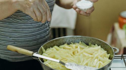 Trucul cu ulei pentru cartofi prăjiți: ies crocanți de fiecare dată