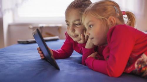 Un studiu Oxford și Cambridge a stabilit după câte minute de ecran începe să fie afectat vocabularul copilului