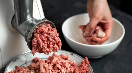 3 semne care îți arată când carnea tocată nu mai este proaspătă