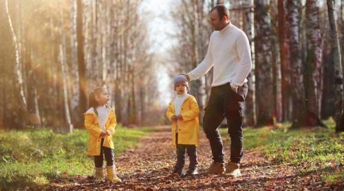 5 expresii pe care părinții inteligenți le folosesc în situații delicate, potrivit unui terapeut