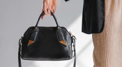 5 motive să nu îți mai pui geanta pe jos