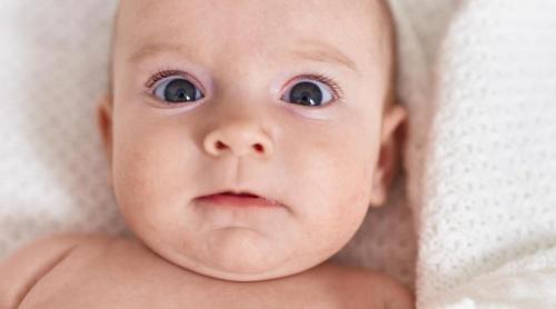 Când și de ce își schimbă bebelușii culoarea ochilor după naștere