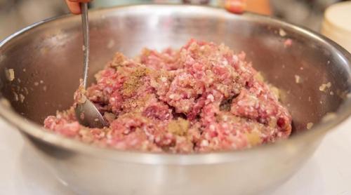 Ce înseamnă dacă vezi pete gri pe carnea tocată