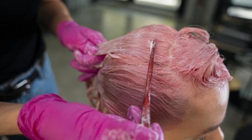 Ce se întâmplă dacă îți vopsești părul când ești la menstruație. Impactul hormonal asupra culorii părului