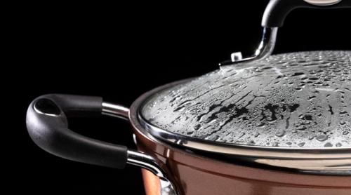 Combinația surprinzătoare care înlătură grăsimea de pe capacele de oală