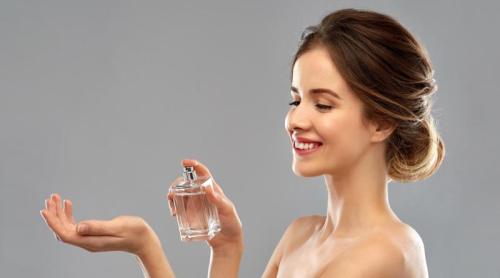 Cum să aplici parfumul pentru a rezista toată ziua