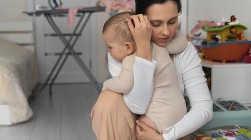 „Dacă tu ești obosit, ea este și mai obosită”: Un pediatru transmite un mesaj important taților