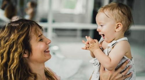 De ce ne schimbăm vocea când vorbim cu un bebeluș și ce efect are asupra dezvoltării lui