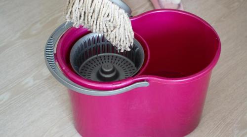 De ce nu este recomandat să lași mopul umed în găleată