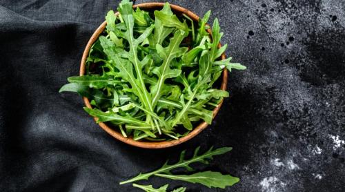 De ce nutriționiștii recomandă rucola întreagă, nu doar frunzele