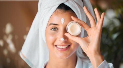 De ce să aplici crema de față pe tenul umed
