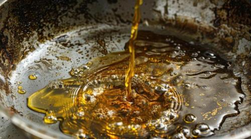 De ce să nu mai arunci niciodată uleiul în chiuvetă sau toaletă