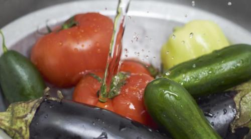 De ce să pui fructele și legumele în apă cu bicarbonat înainte să le mănânci