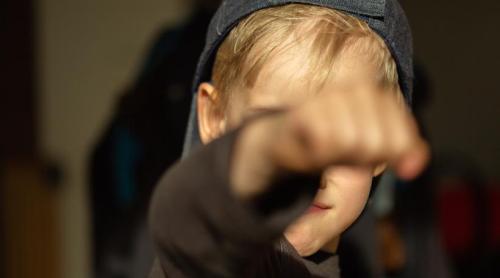 Elevi violenți, părinți trași la răspundere. Proiect de lege cu pedepse cu închisoarea: „Avem o anomalie, copilul este cel care educă”