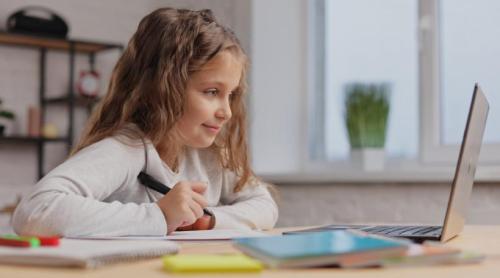 Elevii care învață să folosească inteligența artificială și evită această greșeală vor deveni adulți inteligenți, spune un expert