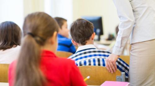 „Genial!” O învățătoare citește o scrisoare de despărțire în clasă și își fascinează elevii: „Putem preda materia și distractiv!”