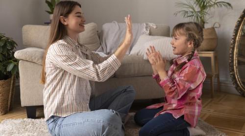 Jocul clasic pe care mamele și bunicile continuă să îl transmită, chiar și în era ecranelor