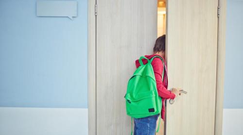 Spionaj la toaletă sau sărut forțat, frecvente în școli printre elevii de a IV a și a V a. Psiholog: Tăcerea prelungește disconfortul