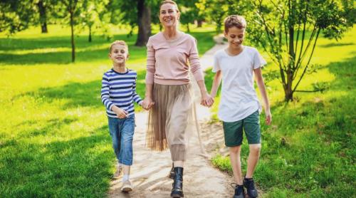 5 obiceiuri intenționate ale părinților care cresc copii remarcabil de capabili și rezilienți, conform experților în parenting