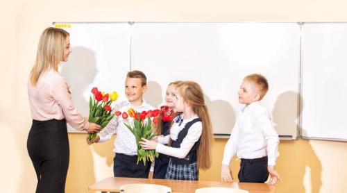 8 Martie, la școală. O învățătoare spune lucrurilor pe nume, după ce a plecat acasă cu brațele pline de flori: „Sunt un pic dezamăgită”