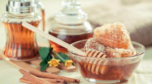 Adevărul despre mierea cu scorțișoară: leac minune, vindecă orice sau e doar un mit?