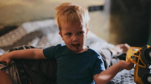 Adevărul din spatele copiilor „obraznici”. Kinetoterapeutul pediatru Matei Nicolae: „Creierul ăla primitiv încă lucrează”