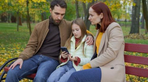 Când este momentul potrivit pentru primul telefon oferit copilului. „Cu cât mai târziu, cu atât mai bine”