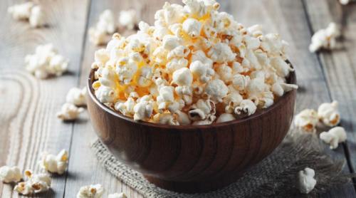 Ce se întâmplă în corp când mănânci popcorn. Cât de sănătos este, de fapt?