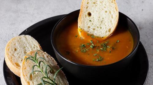 Ce se întâmplă în organism când mâncăm ciorbă cu pâine. Explicația nutriționistului Lygia Alexandrescu