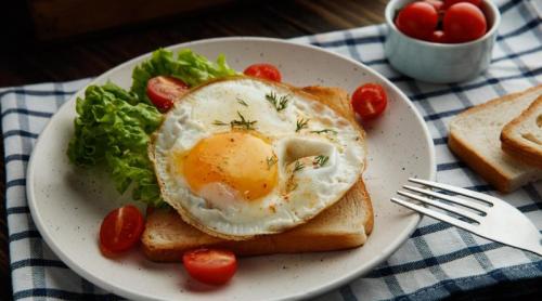 Cum să faci un ou ochi perfect, fără nicio picătură de ulei. Mihaela Bilic: Mai puține calorii