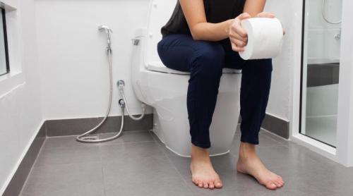 Cum se stă corect pe toaletă