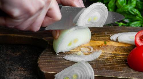 Cum se taie corect ceapa, potrivit unui bucătar profesionist