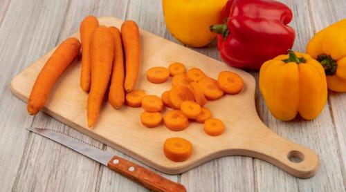 Cum se taie corect morcovii. Metoda simplă care te ajută să nu mai cumperi legume deja tăiate