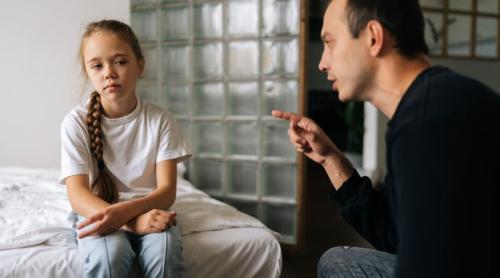 De ce ajungi să repeți cuvintele părinților tăi, deși nu le suportai în copilărie? Explicațiile acestui fenomen vin de la un psiholog