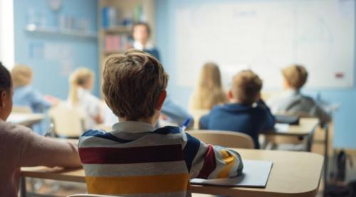 De ce nu pot copiii să stea nemișcați în bănci? Legătura dintre mișcare, postură și succesul școlar