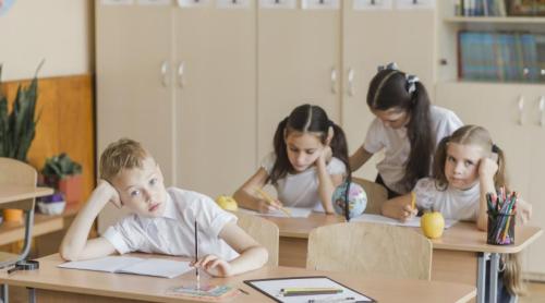 Elevii ar putea învăța mai bine dacă orele de curs ar începe mai târziu, arată studiile