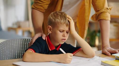 Îi ia prea mult timp copilului să și facă temele? Iată 3 afirmații pe care nu ar trebui să i le spui absolut deloc, conform experților