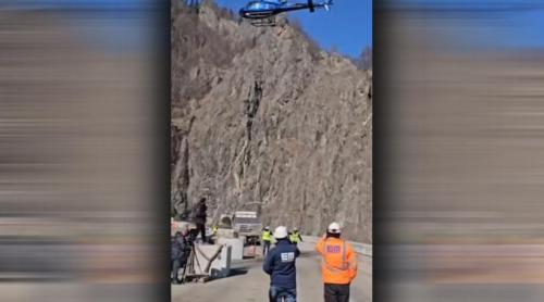 Lucrări spectaculoase la Vidraru. Hidroelectrica montează componentele cu elicopterul