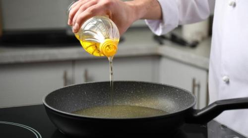 Momentul în care adaugi uleiul în tigaie este una dintre cele mai frecvente dileme din bucătărie.