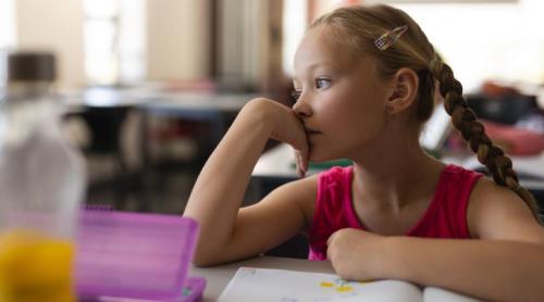 Părinții cer oprirea modificării legii prin care alocația de hrană pentru copiii cu CES nu va mai fi acordată în bani, ci în masă caldă