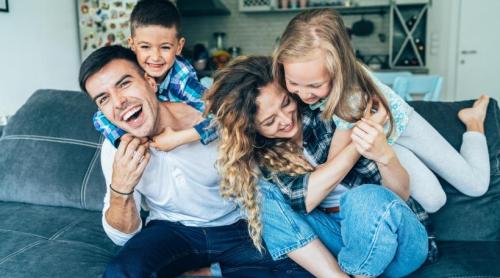  Râsul în familie îi ajută pe copii să se dezvolte